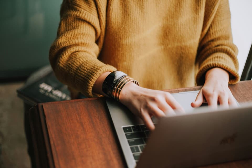 Person arbeitet am Laptop